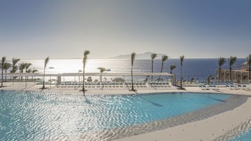 2 개의 실내 수영장, 3 개의 야외 수영장, 08:00 ~ 17:00 오픈, 일광욕 의자