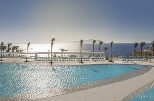 2 piscinas techadas, 3 piscinas al aire libre