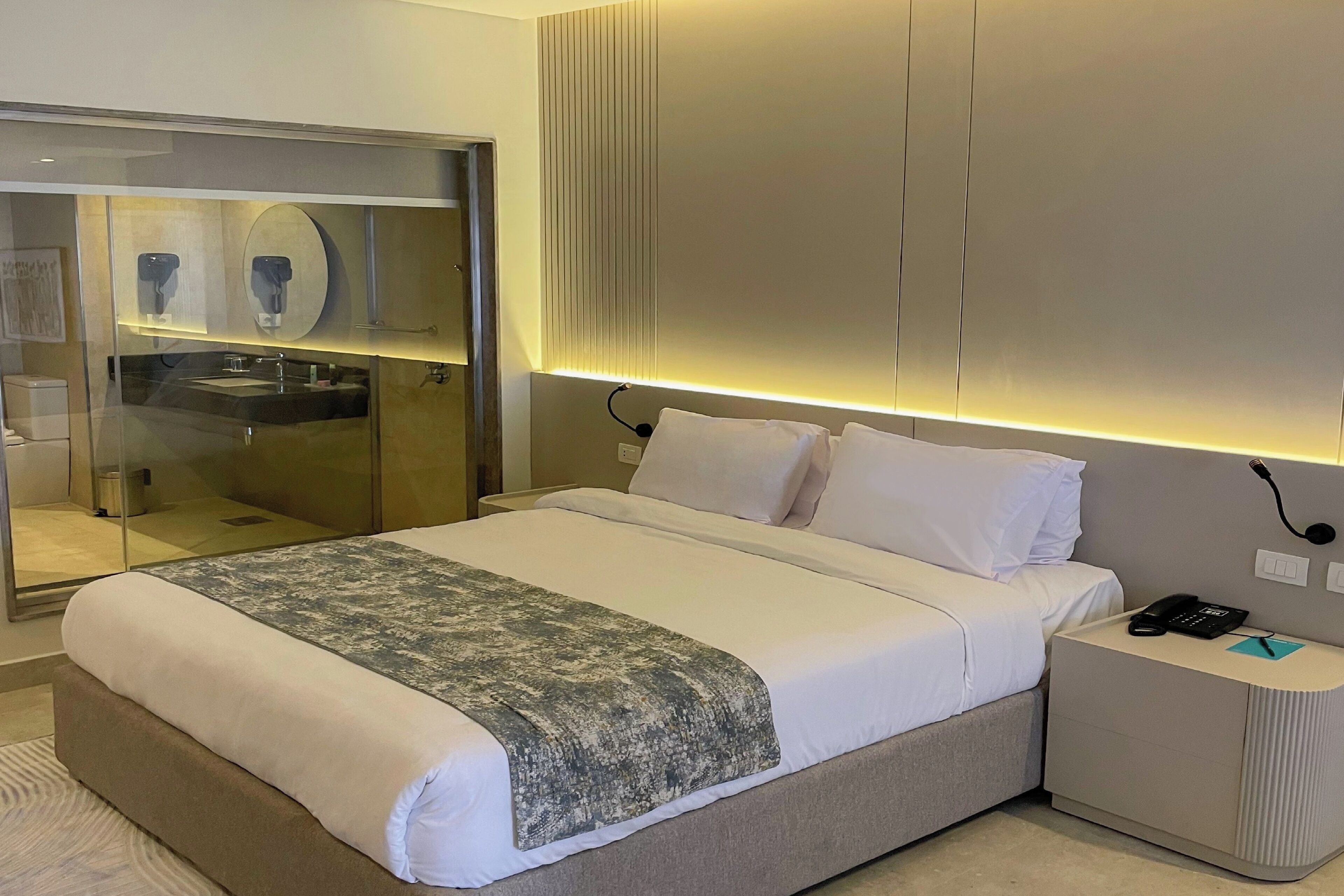 Deluxe szoba (Jacuzzi) | Minibár, széf a szobában és ágynemű