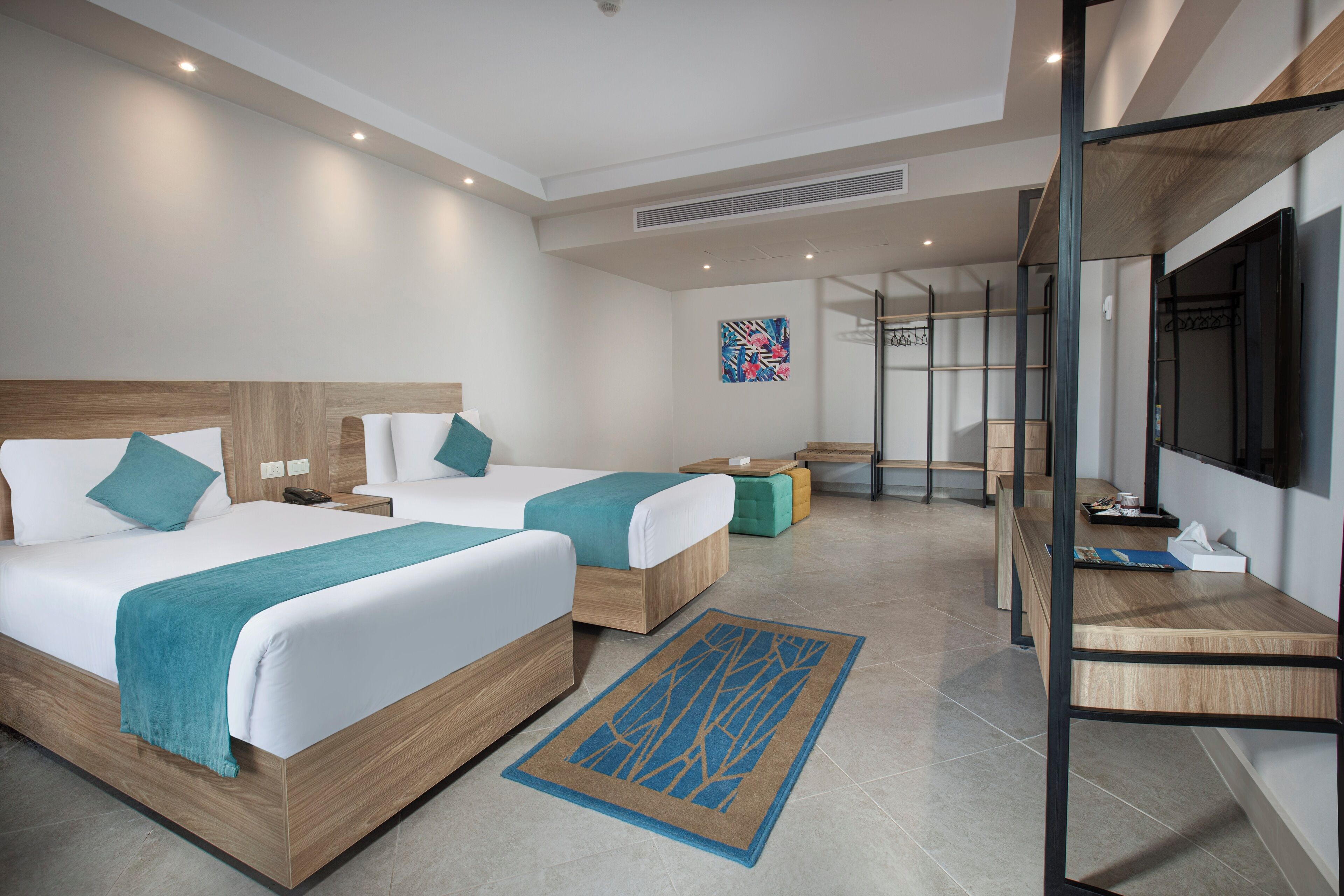 Minibar, coffres-forts dans les chambres, draps fournis