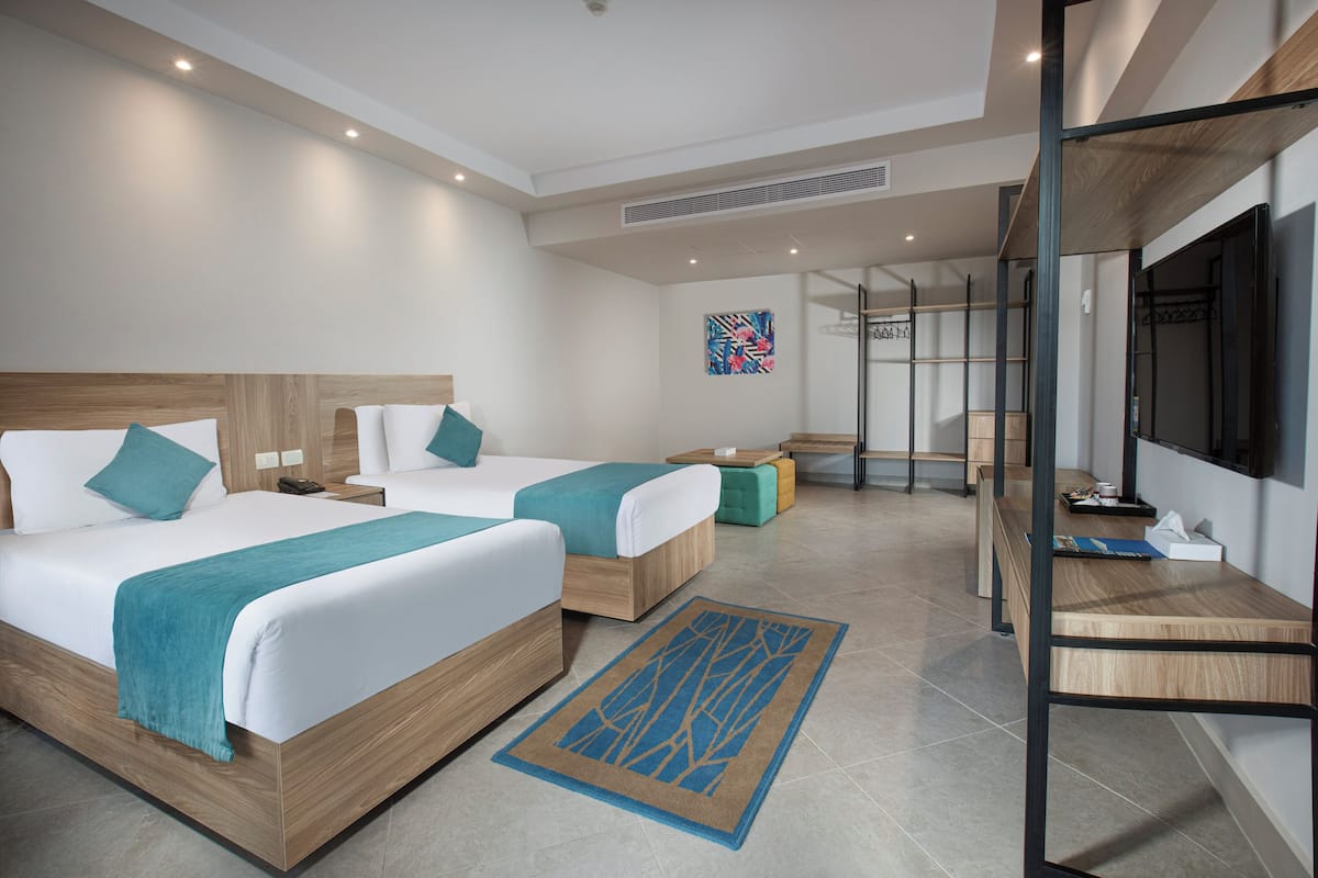 Minibar, in-room safe, bed sheets