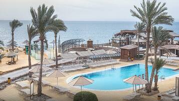 2 piscines couvertes, 3 piscines extérieures, chaises longues