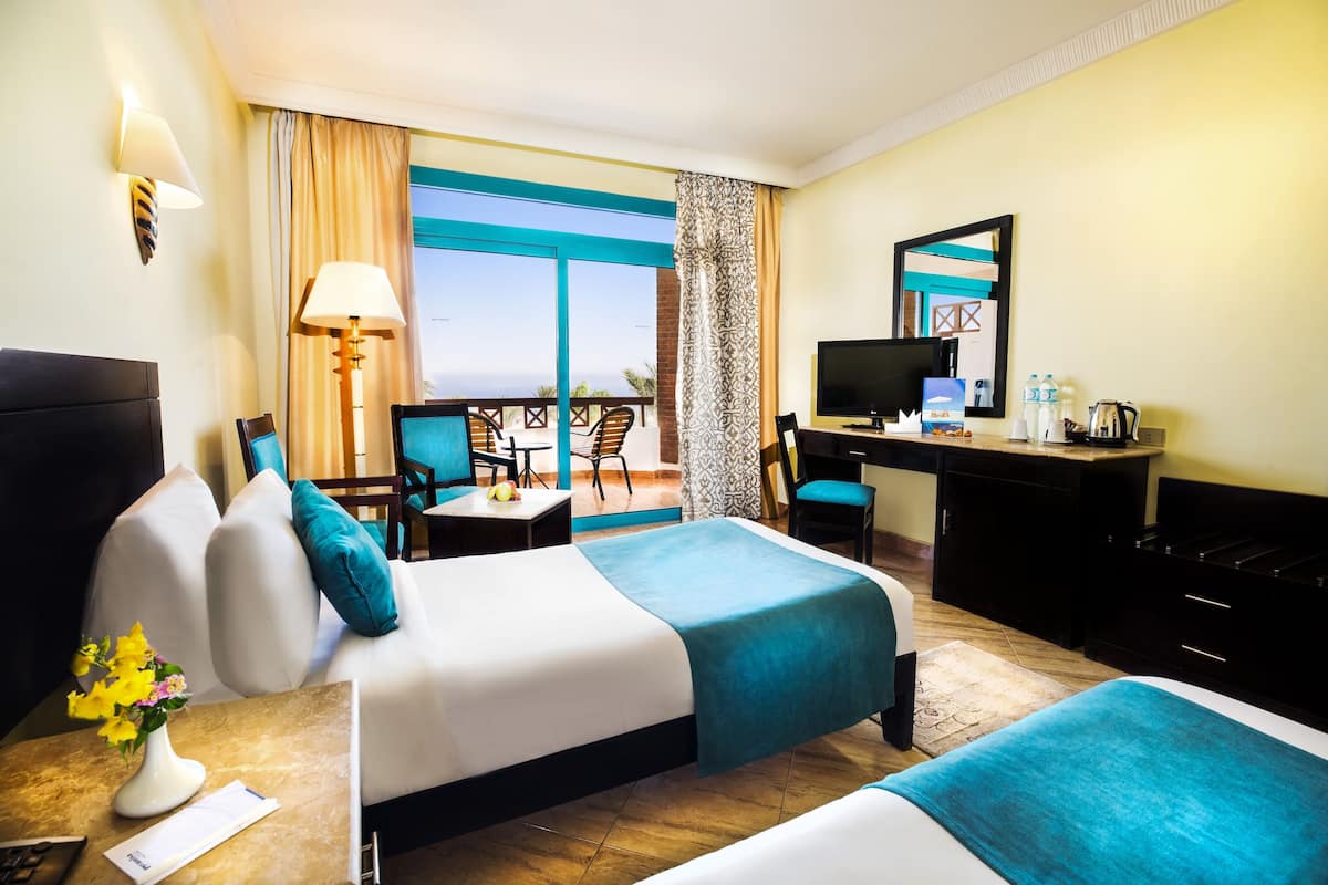 Minibar, in-room safe, bed sheets