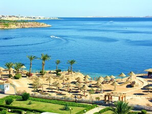 Plage privée, cabines (en supplément), serviettes de plage