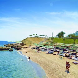 Plage privée, cabines (en supplément), serviettes de plage