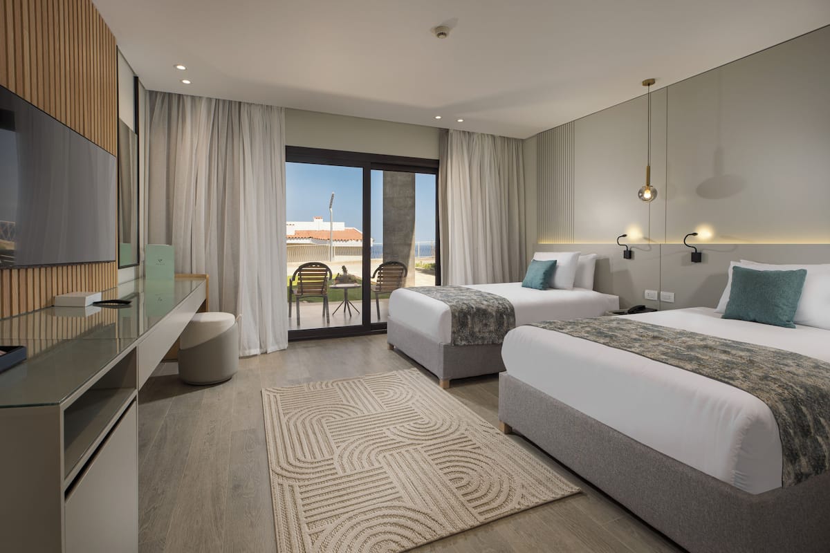 Executive Suite | 1 bedroom, minibar, in-room safe, iron/ironing board