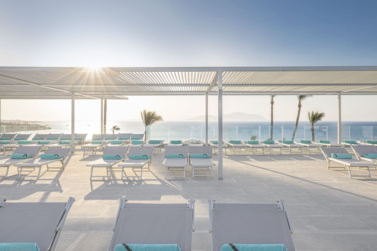 2 indoor pools, 3 outdoor pools, open 8 am to 5 pm, pool loungers