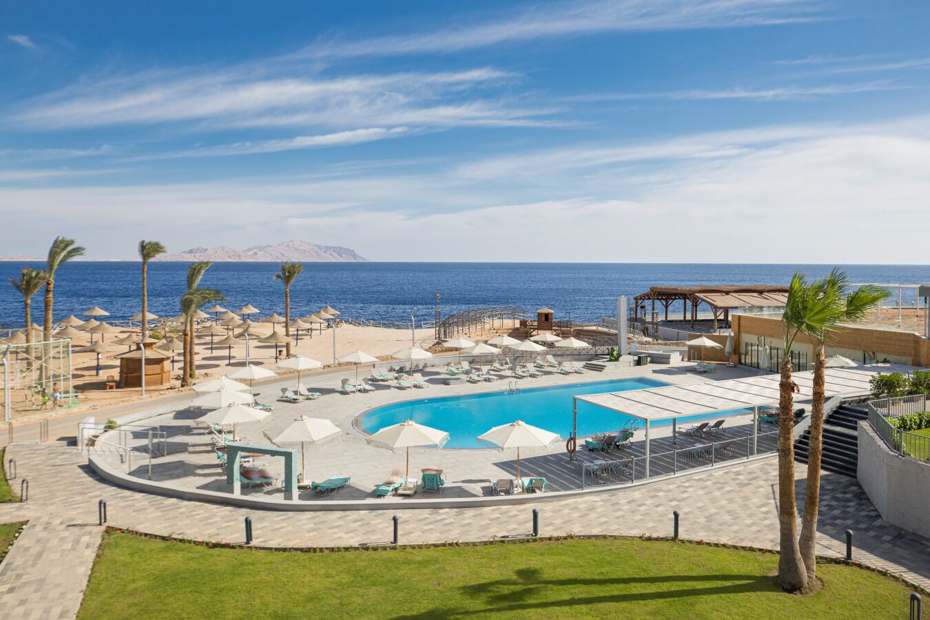 2 piscines couvertes, 3 piscines extérieures, chaises longues