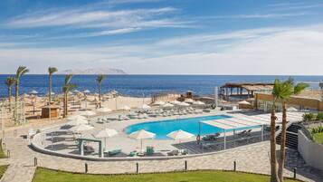 2 piscines couvertes, 3 piscines extérieures, chaises longues