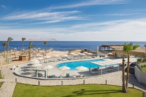 2 室内游泳池，3 室外游泳池，08:00 至 17:00 开放，日光浴躺椅