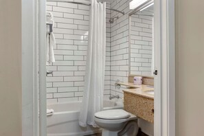 Bathroom - EconoLodge Downtown Toronto (Toronto)