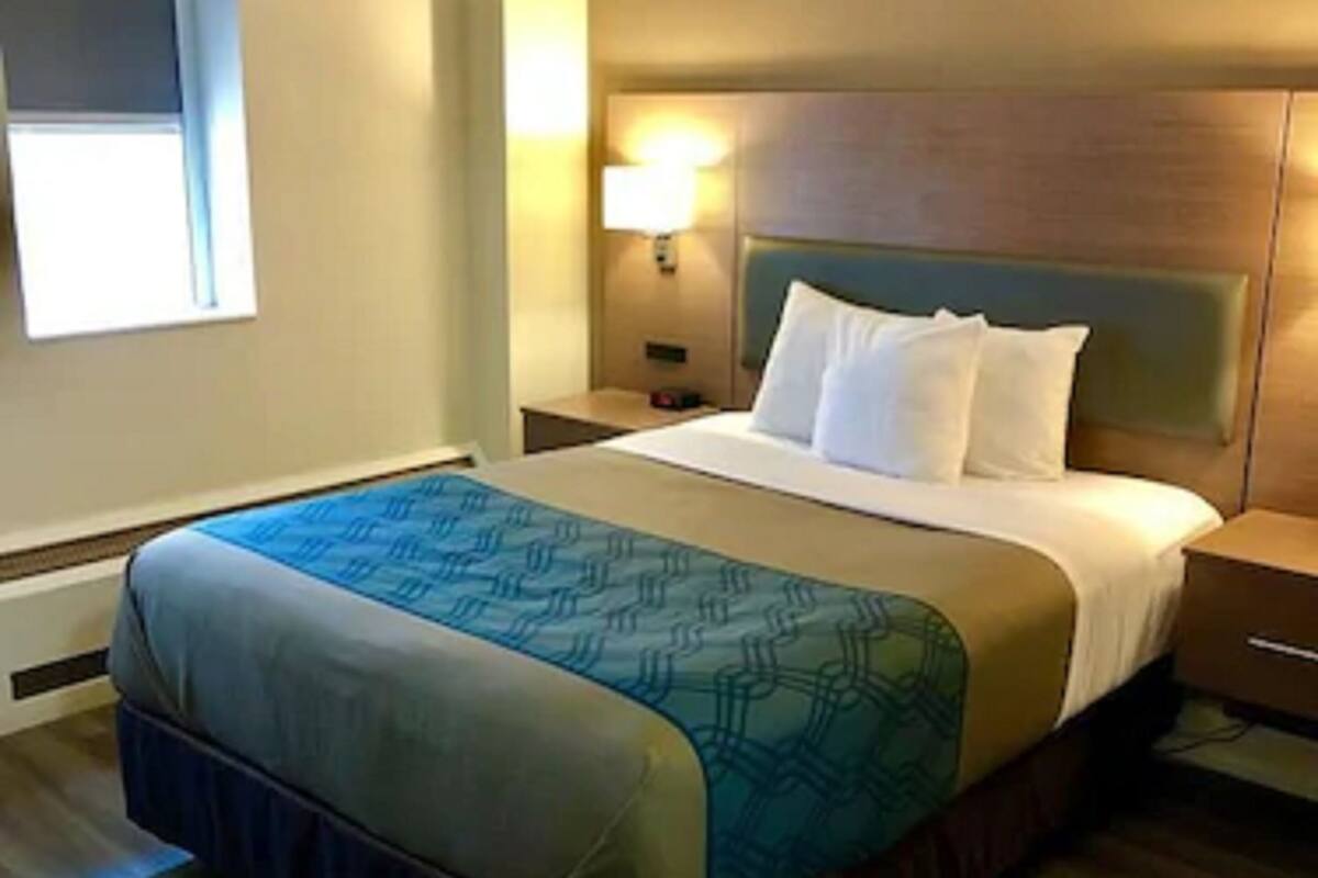 Standard Room, 1 Queen Bed, Non Smoking | Desk, iron/ironing board, free cribs/infant beds, free WiFi