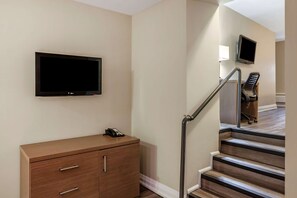 Escritorio, tabla de planchar con plancha y cunas gratuitas