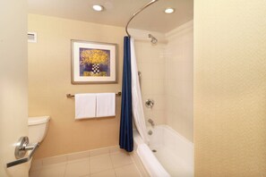 Combined shower/tub, free toiletries, hair dryer, towels