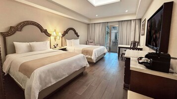 Ropa de cama hipoalergénica y caja de seguridad en la habitación