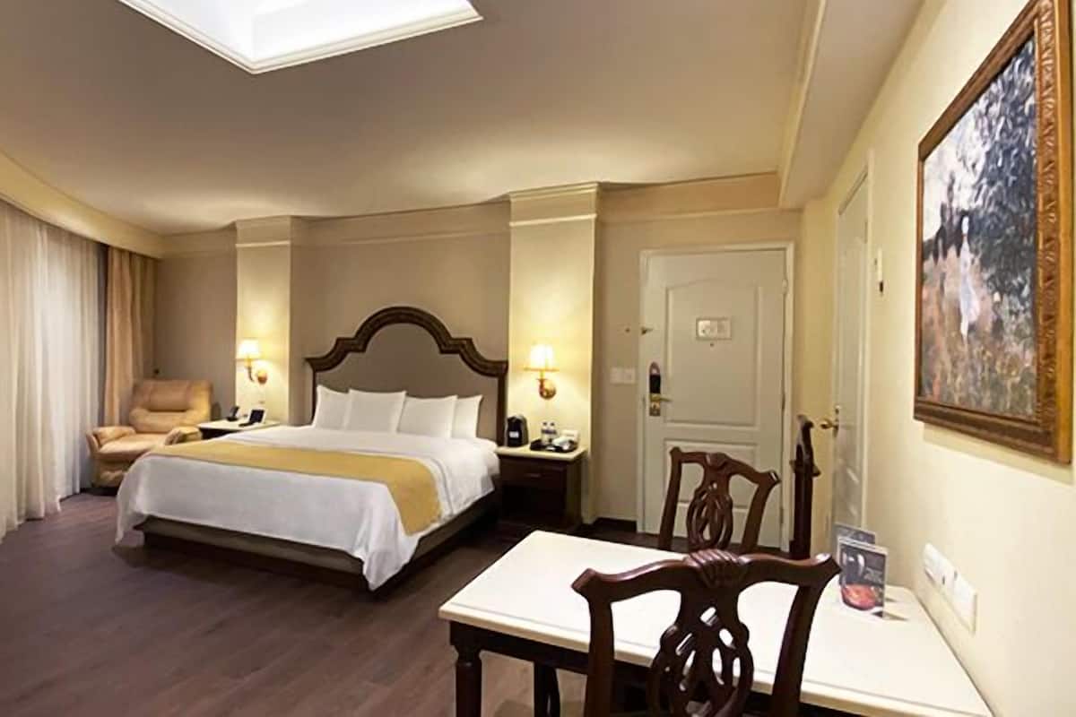 Superior Room, 1 King Bed (Expedia) | Bathroom | Free toiletries, hair dryer, towels