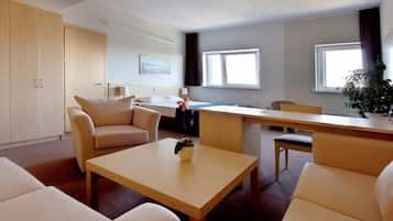 Habitación | Escritorio, tabla de planchar con plancha, camas supletorias