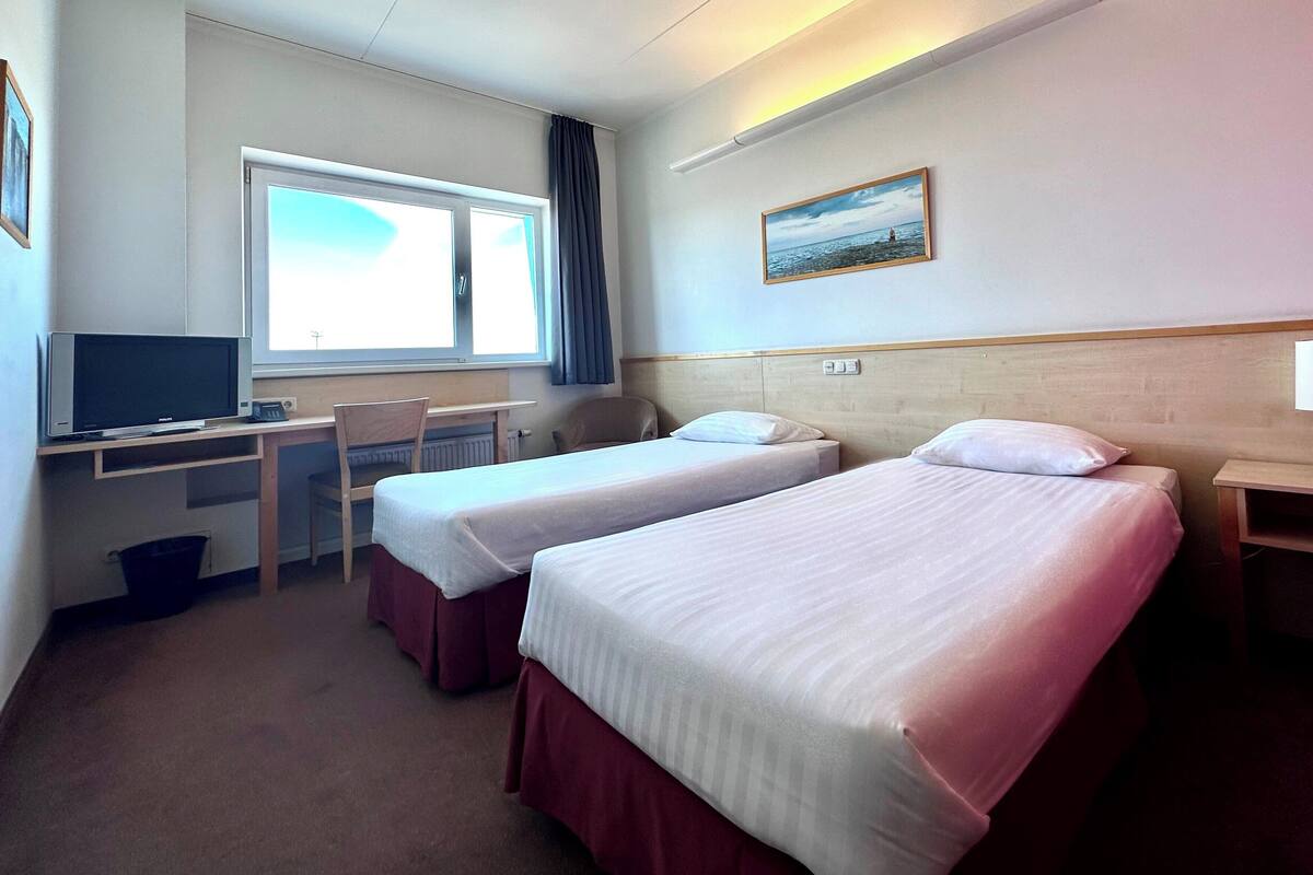 Desk, rollaway beds, free WiFi