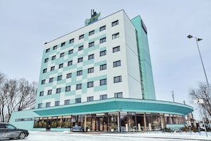 A multi-story hotel with a flat facade, large windows, and a curved entrance area with outdoor seating. - Green Park Hotel Klaipeda (Klaipeda)
