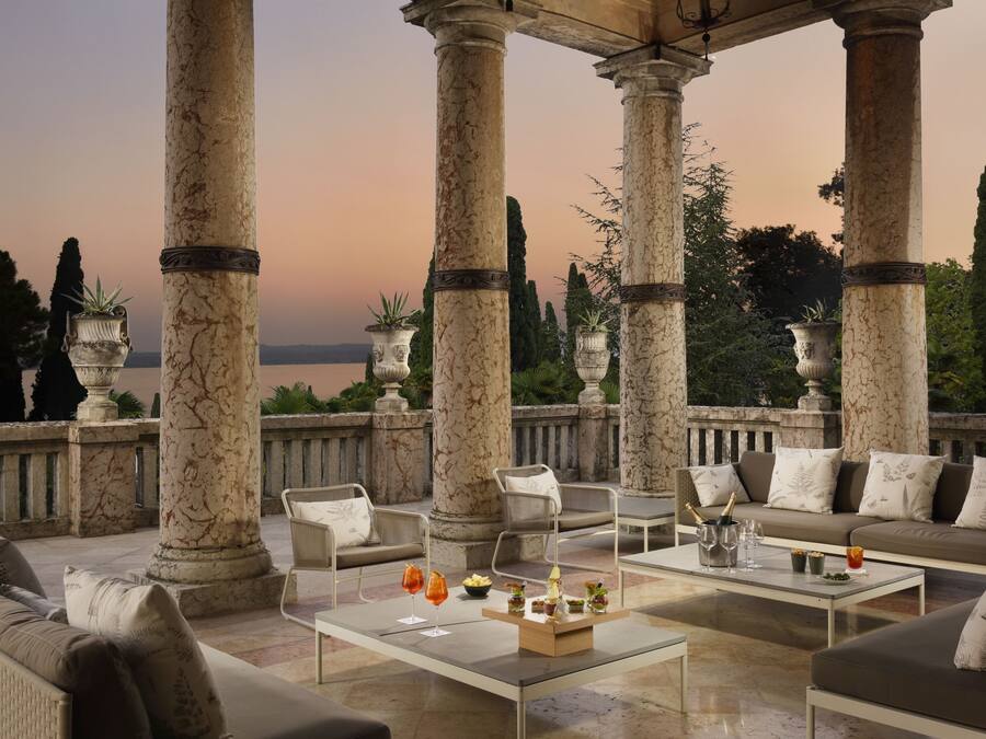 2 barer/lounger, bassengbar og strandbar