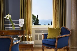 Suite estudio Grand, vista parcial al lago | Ropa de cama de alta calidad, edredón, camas con pillow-top y minibar 