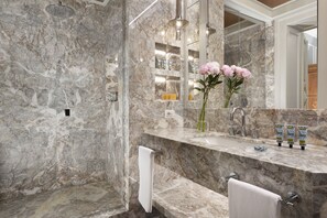 Deluxe Room (Villa Koseritz) | Bathroom - Villa Cortine Palace Relais Chateaux (Sirmione)