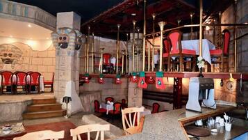 2 restaurantes, se sirve desayuno