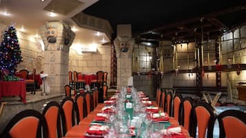 2 restaurantes, é servido café da manhã