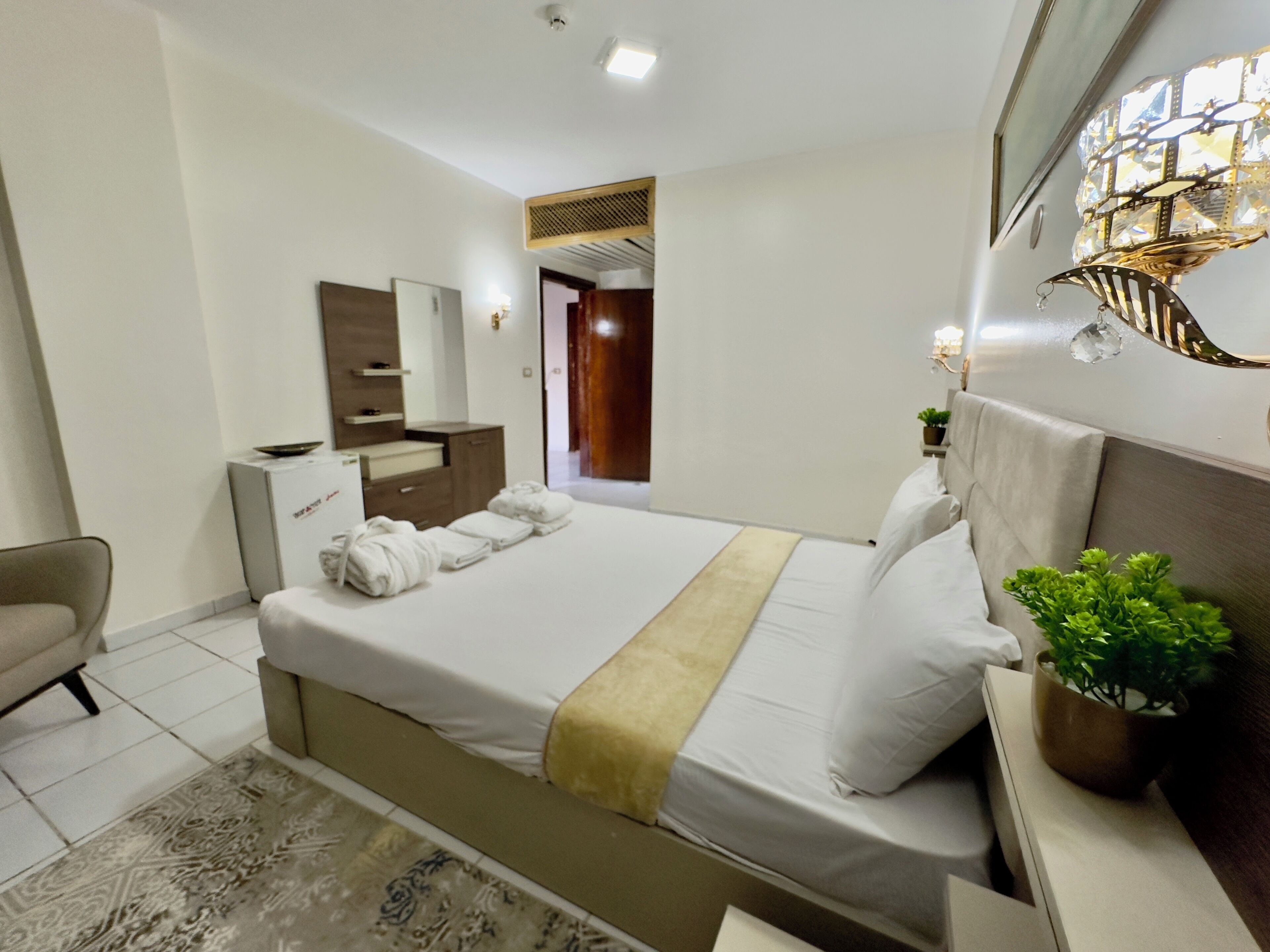 エグゼクティブ スイート クイーンベッド 1 台ソファーベッド付き | 遮光カーテン、可動式ベッド、ベッドシーツ、車椅子でアクセスできる設備