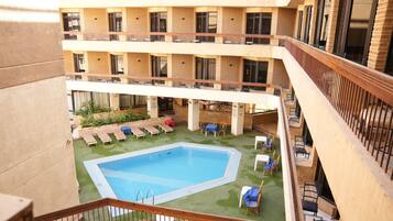 Piscina externa, espreguiçadeiras