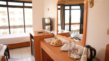 Deluxe Triple Room | Individually furnished, desk, blackout drapes, bed sheets