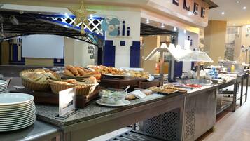 Café da manhã com buffet grátis todos os dias