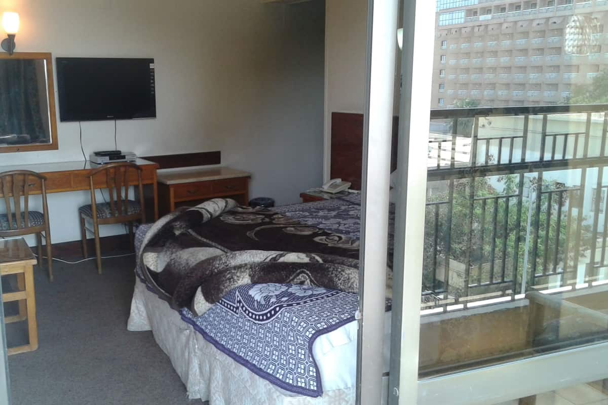 Deluxe Room (Single) | Pillowtop beds, cribs (free), rollaway beds (surcharge), WiFi (free)