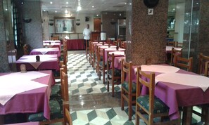 2 restaurantes: opção de café da manhã, almoço e jantar