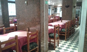 2 restaurants; breakfast, lunch, and dinner served