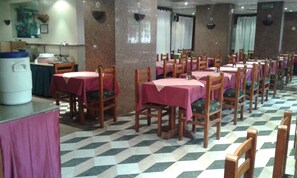 2 Restaurants, Frühstück, Mittagessen, Abendessen, internationale Küche