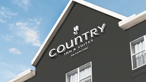 A building with a sign that reads "Country Inn & Suites by Carlson". - Country Inn & Suites by Radisson, Houghton, MI (Houghton)