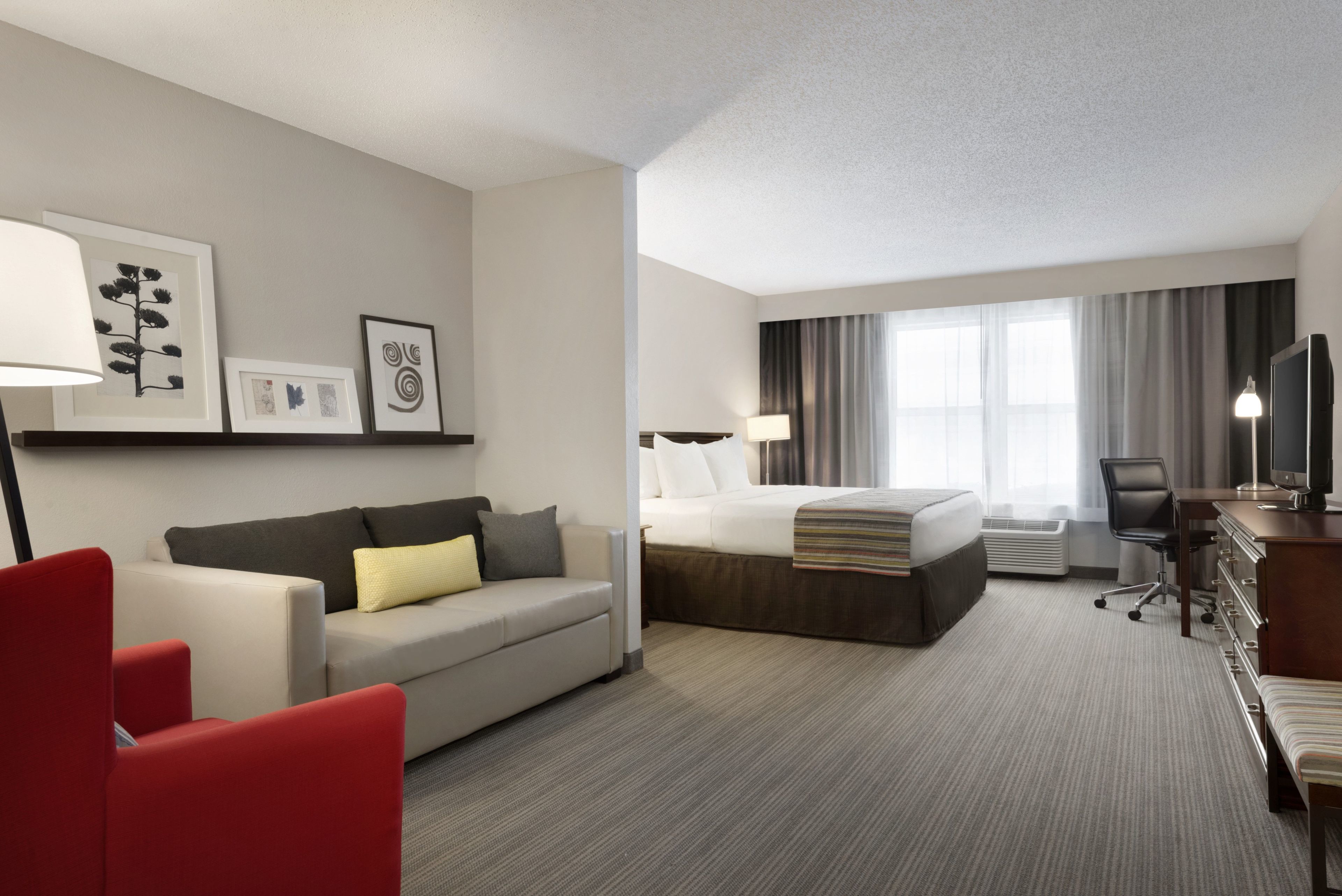 1 bedroom, hypo-allergenic bedding, pillow-top beds, desk