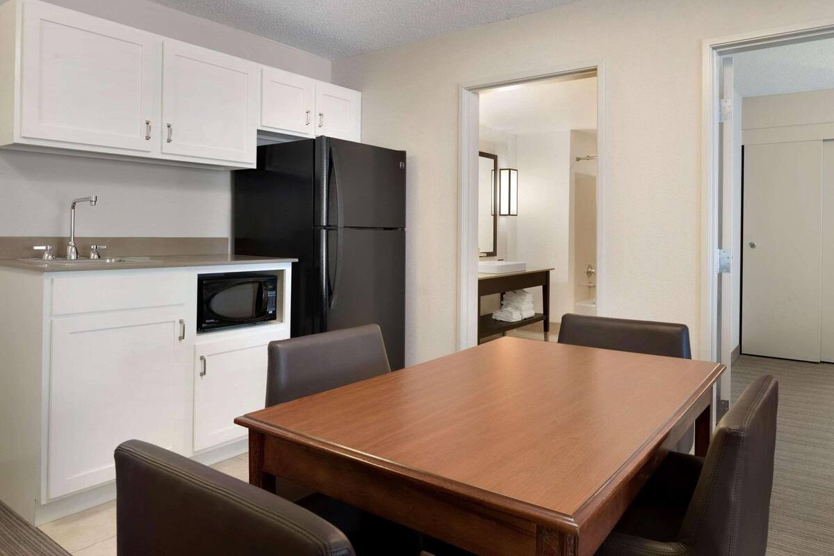 1 bedroom, hypo-allergenic bedding, pillow-top beds, desk