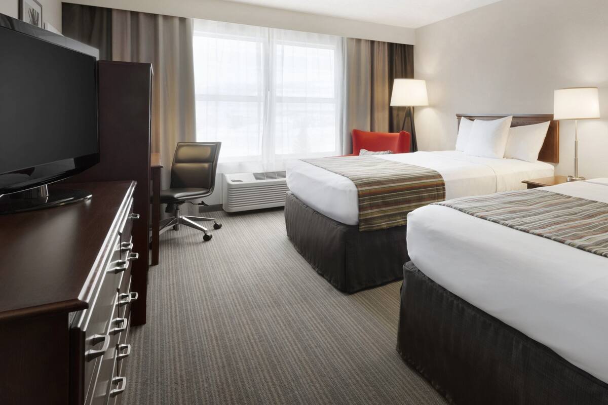 1 bedroom, hypo-allergenic bedding, pillow-top beds, desk