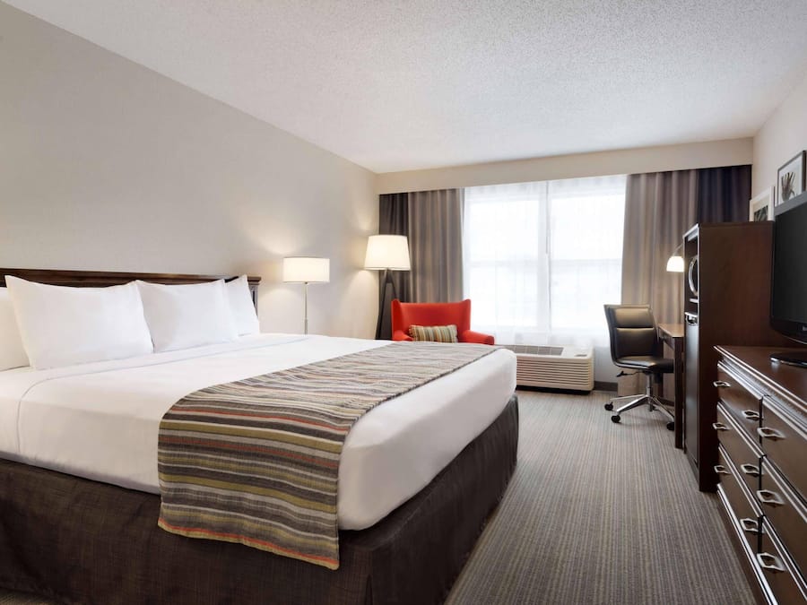 Hypo-allergenic bedding available, pillowtop beds, desk