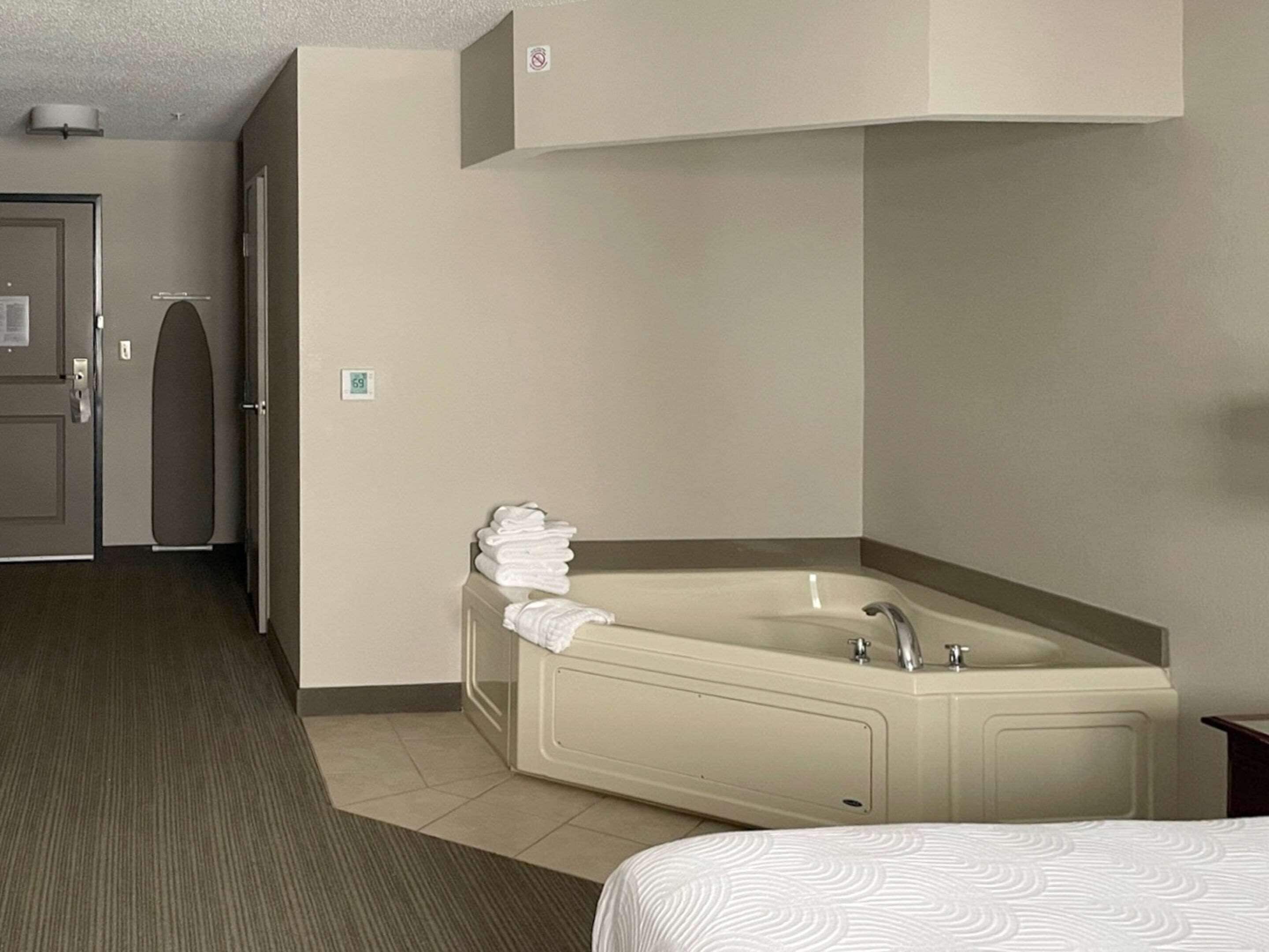 suite, 1 king bed, accessible, jetted tub | 1 bedroom, hypo-allergenic bedding, pillow-top beds, desk
