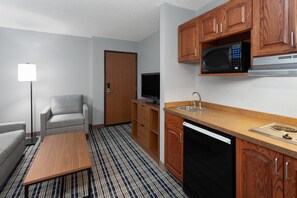 套房, 1 张特大床, 无烟房 (One-Bedroom) | 客房内保险箱、办公桌、笔记本电脑工作区、熨斗/熨衣板