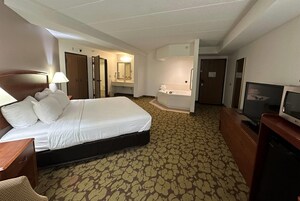 Habitación Deluxe, 1 cama de matrimonio grande, no fumadores | Caja fuerte, escritorio, tabla de planchar con plancha y cunas gratuitas