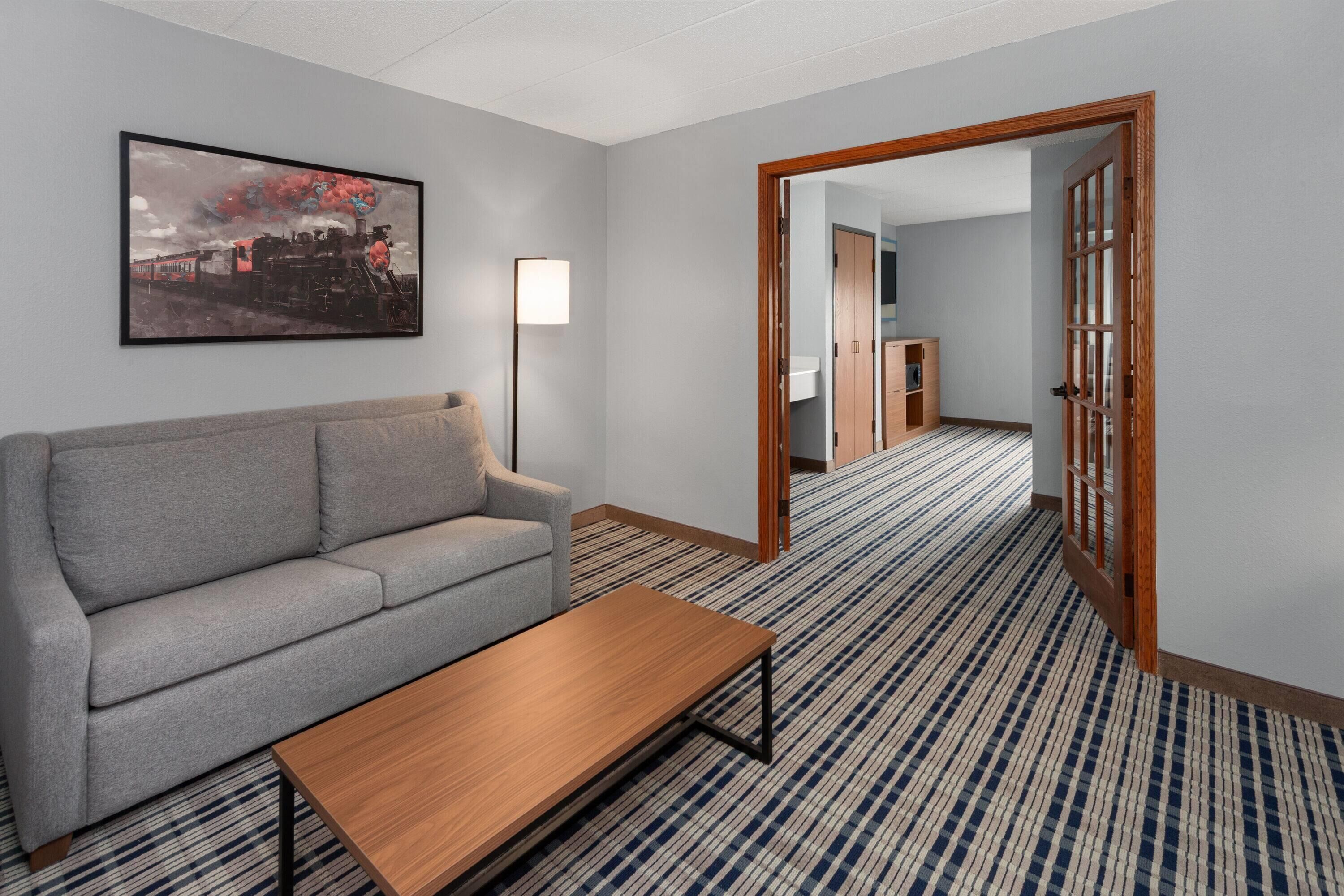 Deluxe Suite, 1 King Bed, Non Smoking (One-Bedroom) | Jetted tub