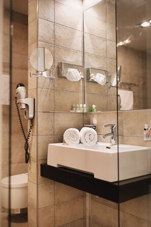 Quarto luxo | Banheiro | Produtos de toalete grátis, secador de cabelo, chinelos 