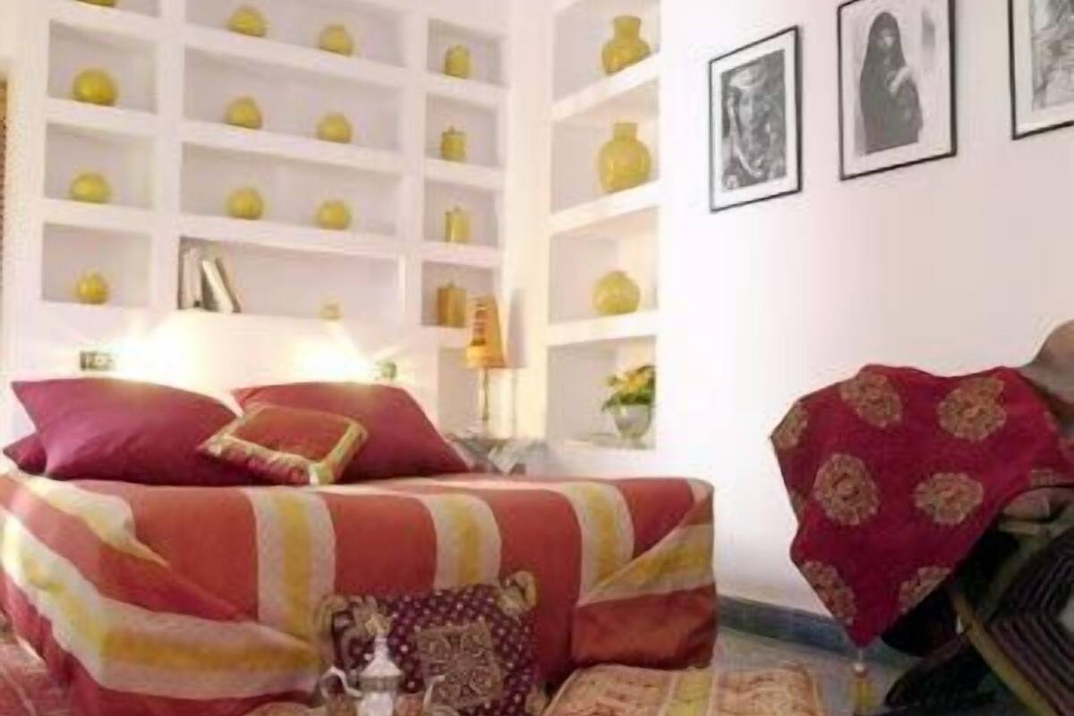 Nệm có lớp đệm bông, két bảo mật tại phòng, bàn ủi/dụng cụ ủi quần áo