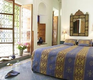 Nệm có lớp đệm bông, két bảo mật tại phòng, bàn ủi/dụng cụ ủi quần áo