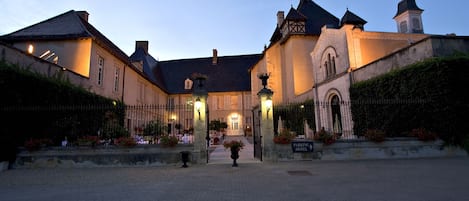 Fassade der Unterkunft – Abend/Nacht