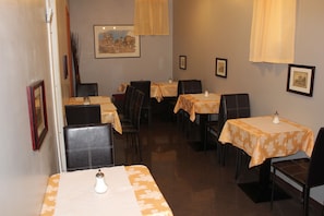 Breakfast (EUR 3.00 per person)